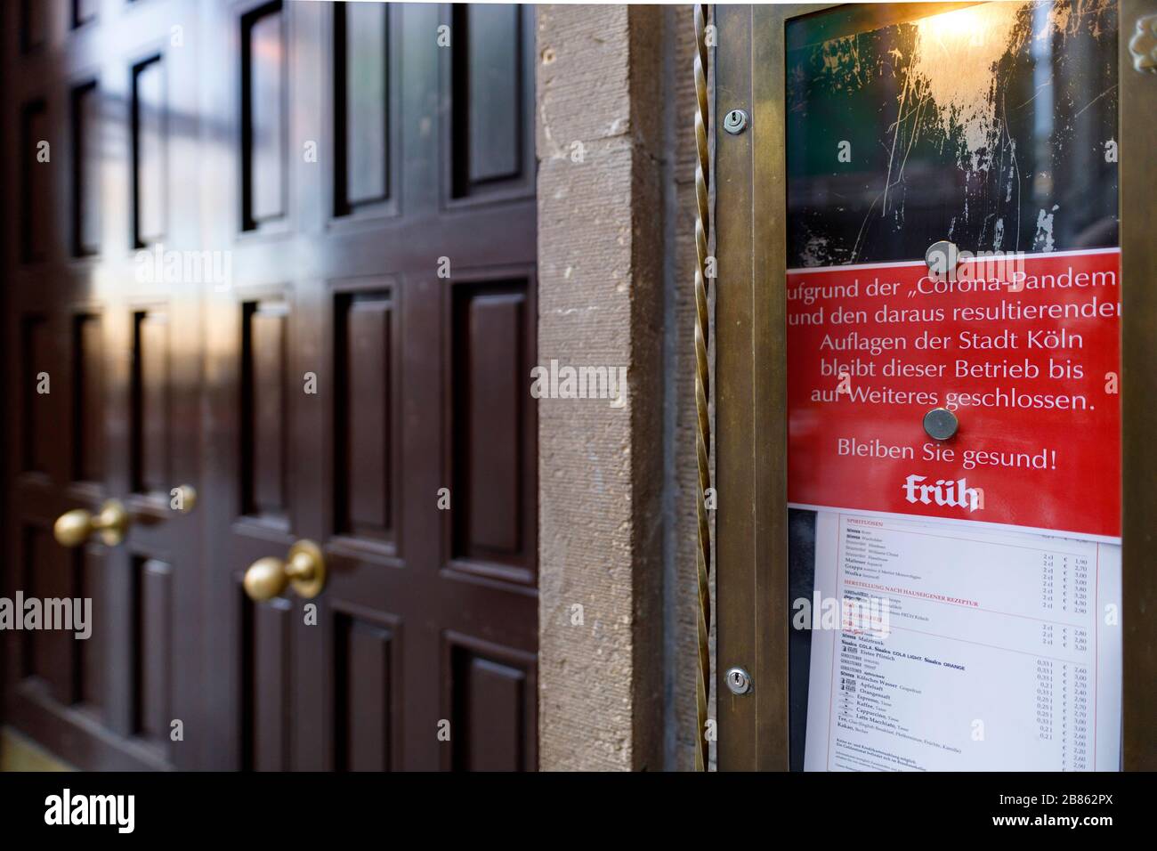 Colonia, Germania. 19 Mar 2020. La birreria Fruh am Dom rimane chiusa fino a nuovo avviso a causa della crisi di Corona. Koln, 19 marzo 2020 | utilizzo nel mondo Credit: dpa/Alamy Live News Foto Stock