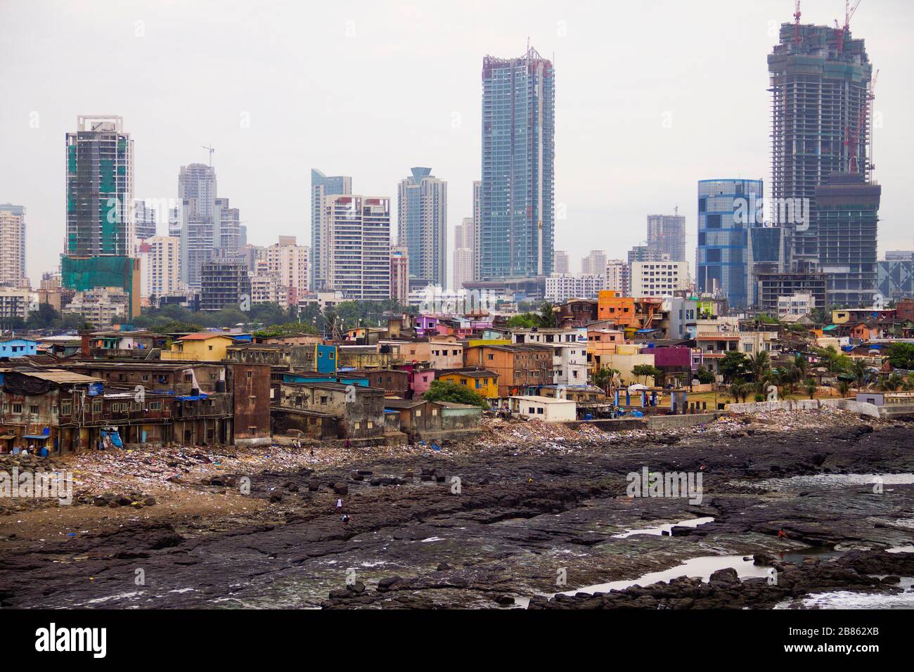 Mumbai pescatori vista villaggio con moderne torri di vetro e acciaio sullo sfondo Foto Stock