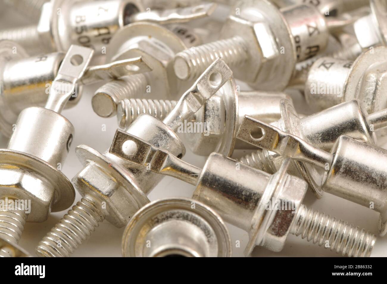 Vari componenti elettronici, serie close-up di diodi zener power metall su sfondo bianco Foto Stock