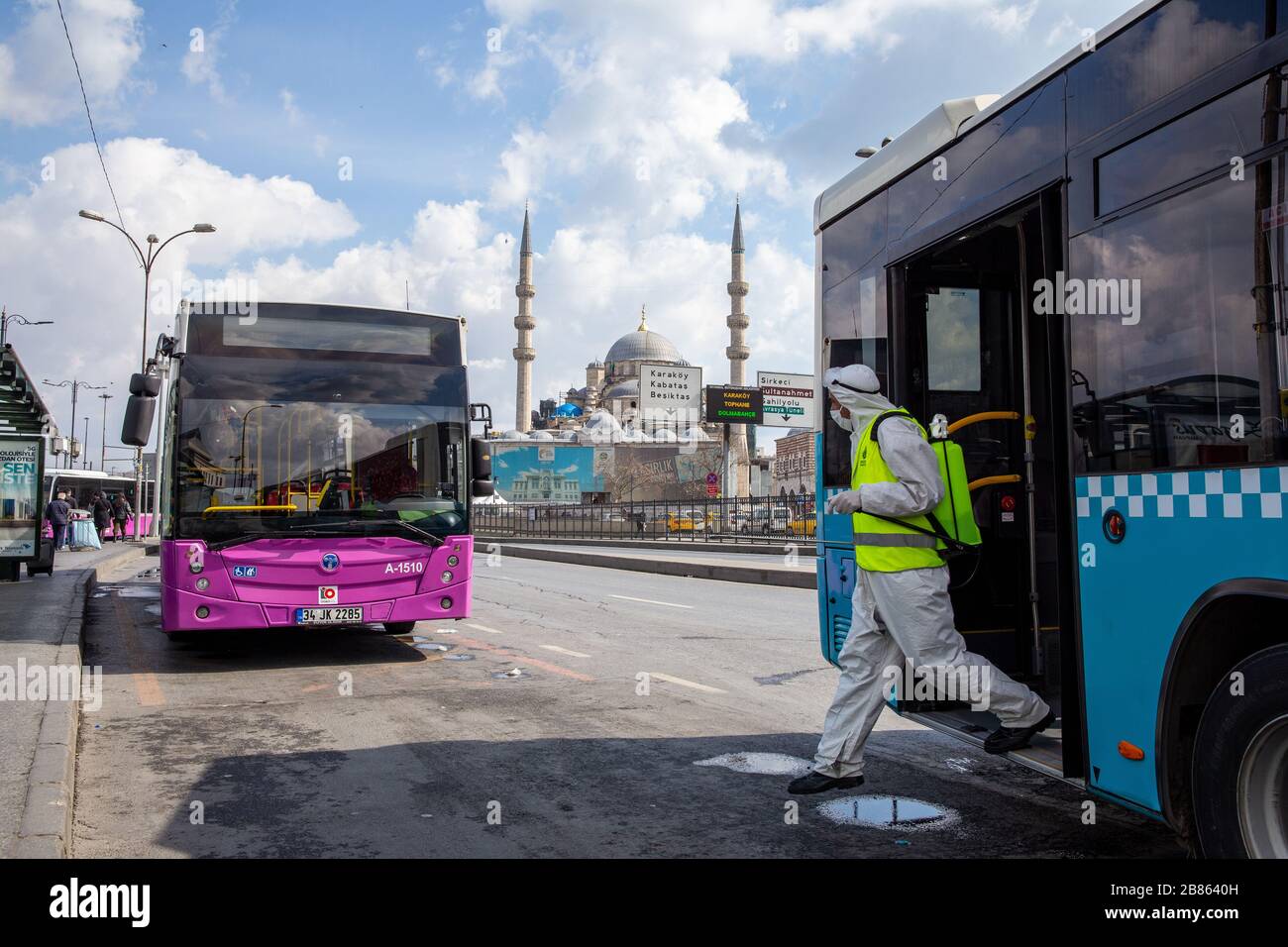 Le squadre affiliate al comune di Istanbul svolgono le loro attività di disinfezione a causa del coronavirus negli autobus di Eminonu. Foto Stock