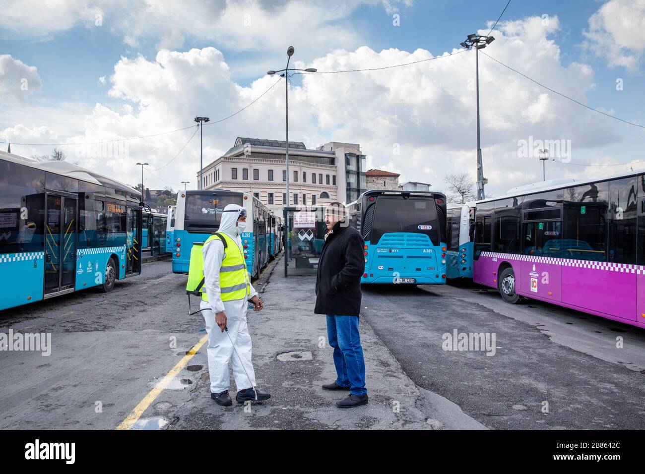 Le squadre affiliate al comune di Istanbul svolgono le loro attività di disinfezione a causa del coronavirus negli autobus di Eminonu. Foto Stock
