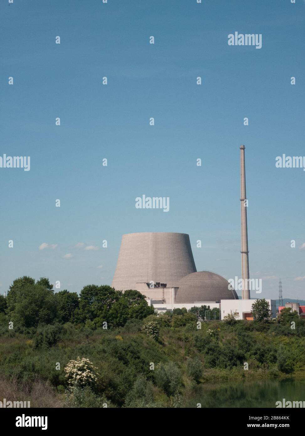 La centrale nucleare di Mulheim-Karlich (Germania) è stata chiusa, con la torre di raffreddamento parzialmente demolita della centrale chiusa Foto Stock