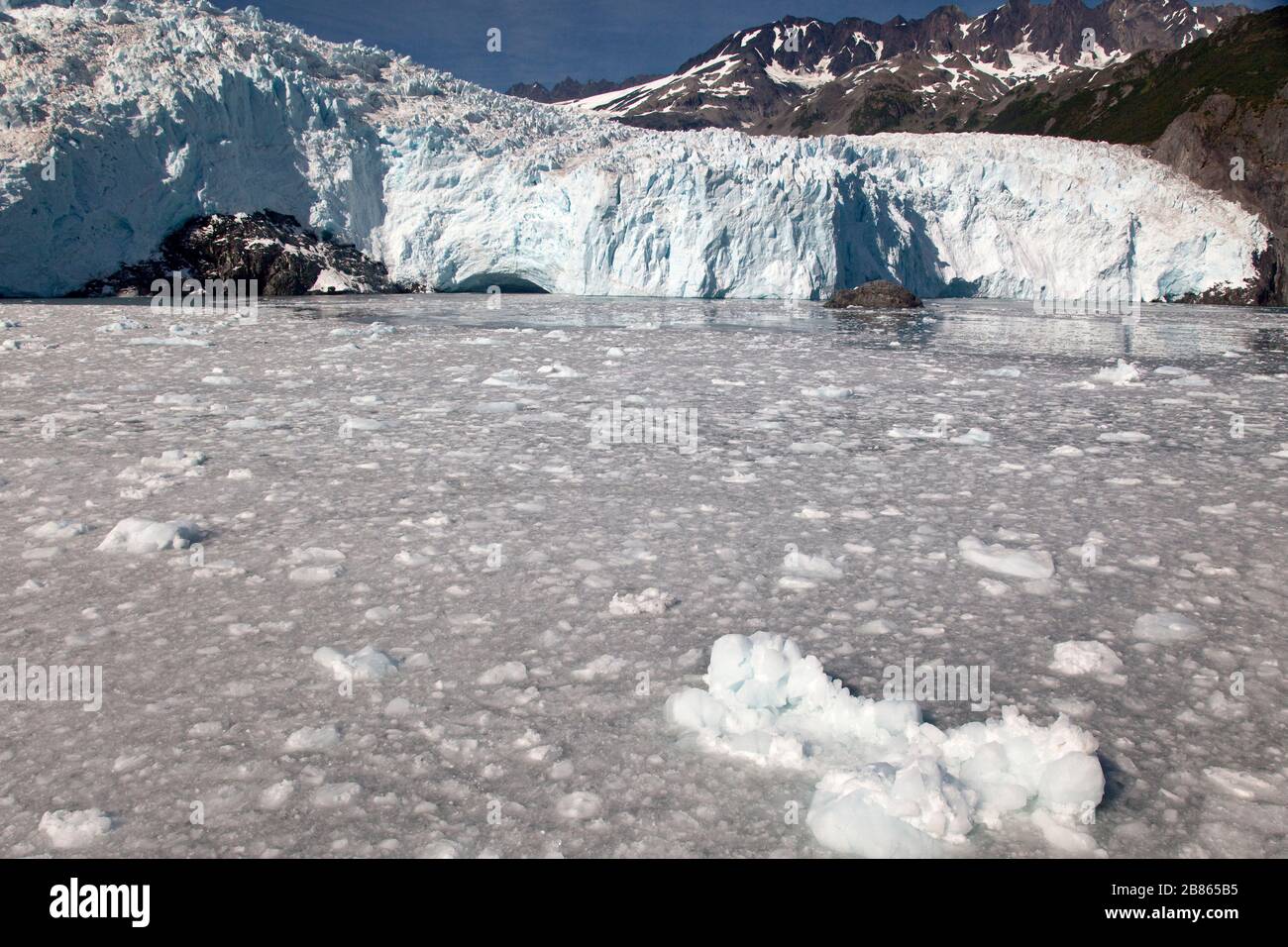 Vista panoramica del ghiacciaio Aialik e del suo mare di ghiaccio nella baia di Aialik, Alaska Foto Stock