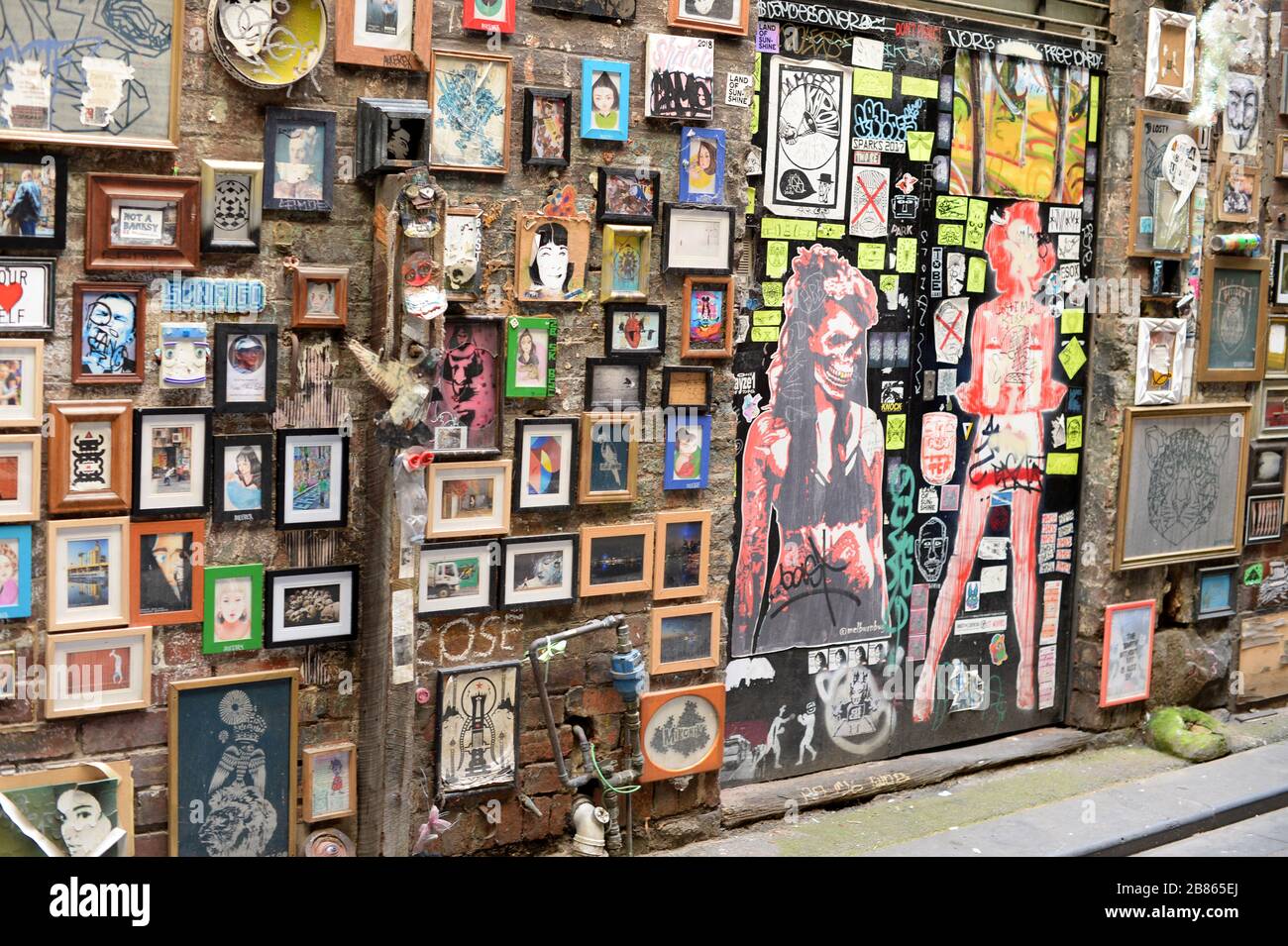 Arte da parete, dipinti incorniciati e opere d'arte nella minuscola galleria di Presgrave Place, un vicolo stretto nel centro di Melbourne, il fulcro della creatività. Foto Stock