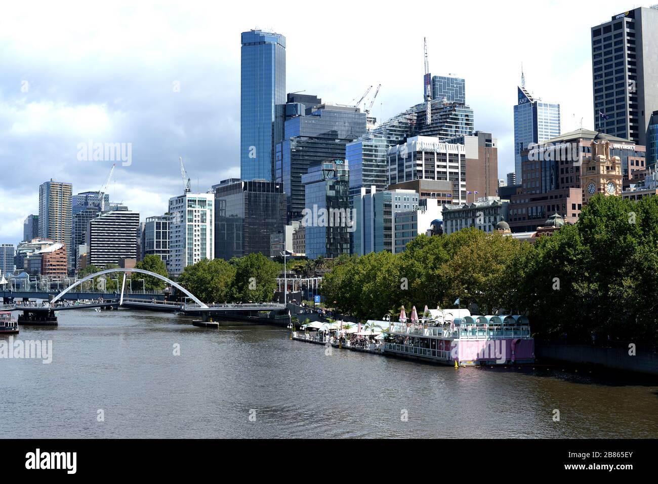 Il centro di Melbourne e gli alti edifici sulle rive del fiume Yarra Foto Stock