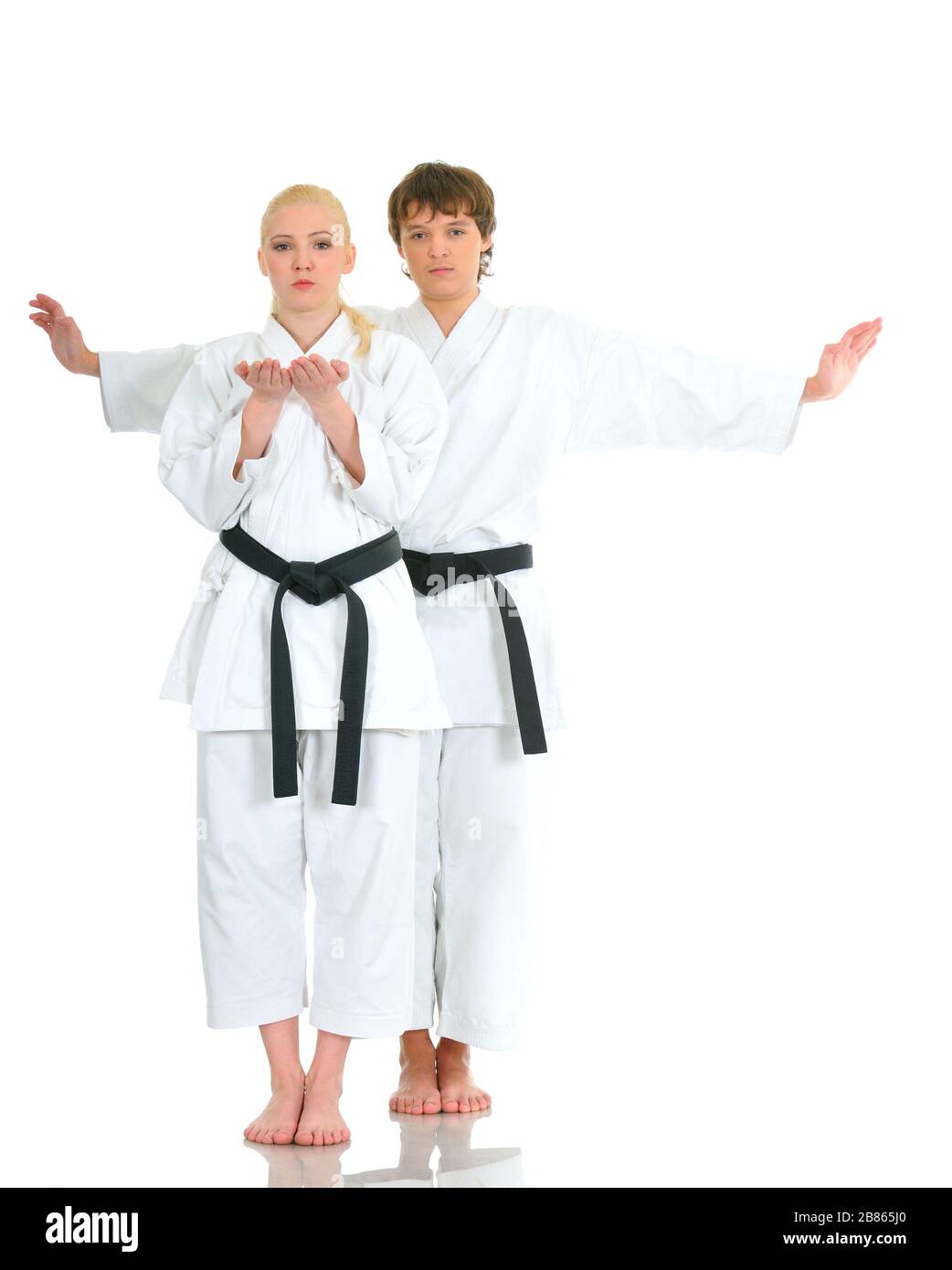 Giovani atleti talentuosi karate tempo in una tuta kimono con una cintura  nera, una ragazza affascinante e un giovane ragazzo che mostra karate stand  in posa in studio su Foto stock -