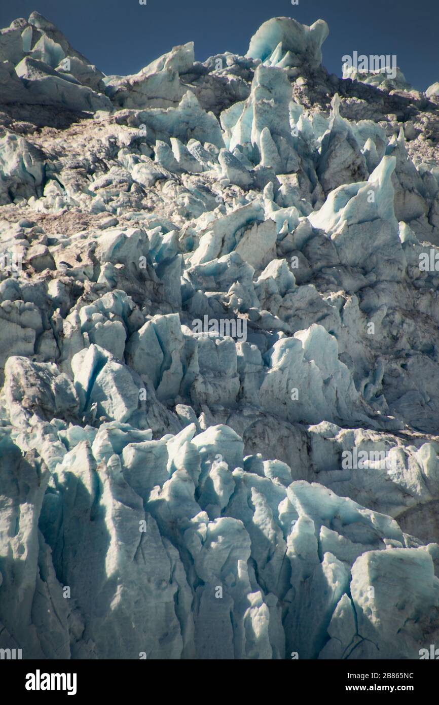 Vista verticale ravvicinata delle crepe di ghiaccio e della struttura del ghiacciaio Aialik nella baia di Aialik, Alaska Foto Stock