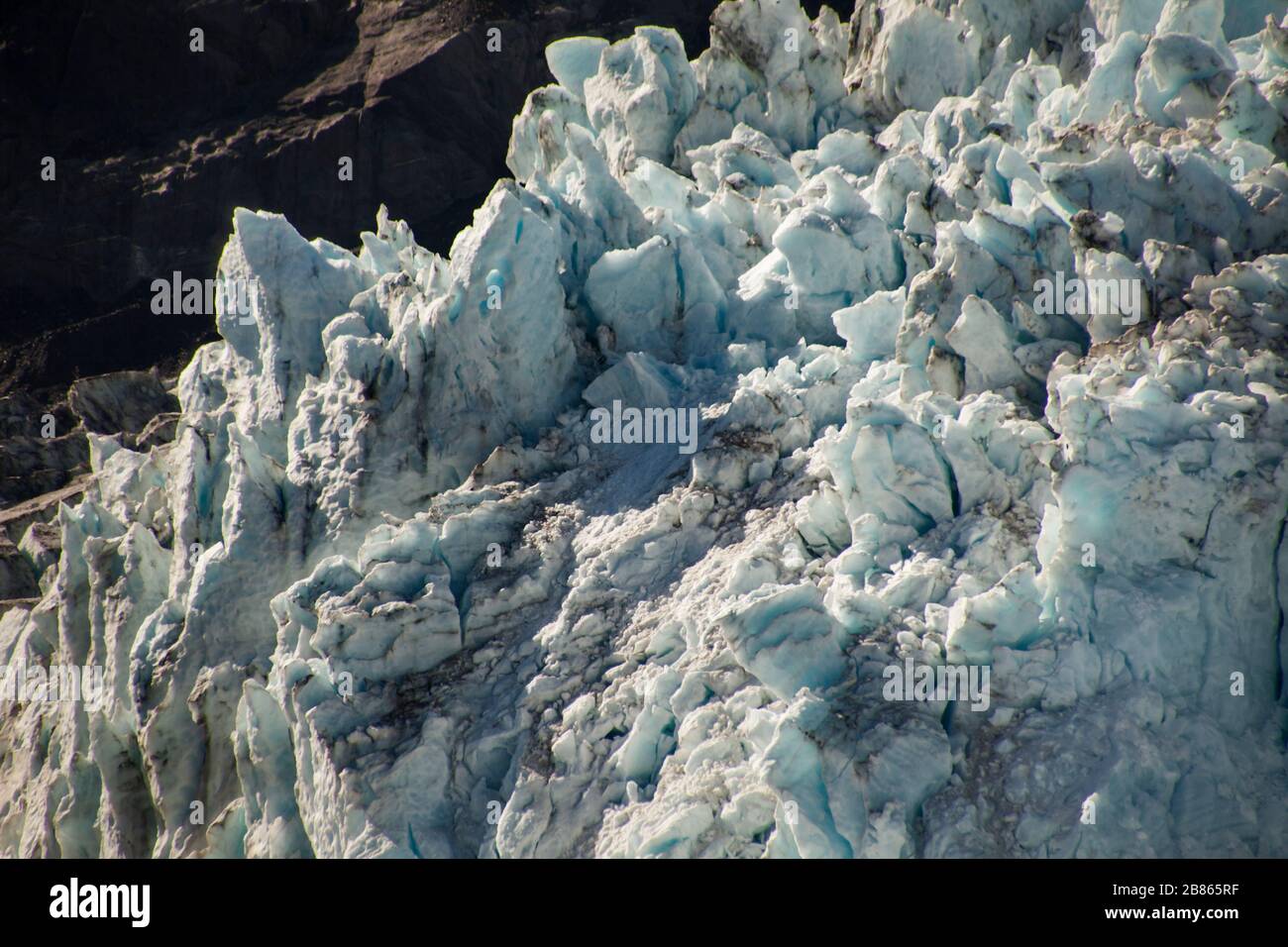 Vista orizzontale ravvicinata della struttura del ghiacciaio Aialik a Aialik Bay, Alaska Foto Stock