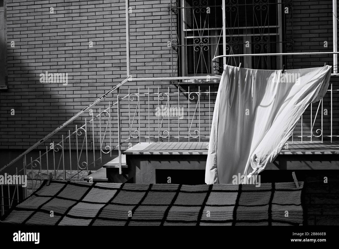 Fogli bianchi appesi sulla rastrelliera di essiccazione fuori dal balcone (Pesaro, Italia, Europa) Foto Stock