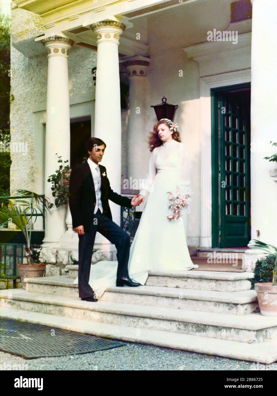 Coppia appena sposata durante il giorno del matrimonio. Immagine presa negli anni '80 in Italia. Foto Stock