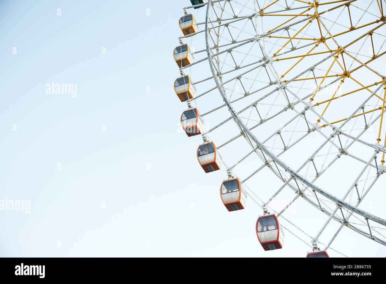 Ruota panoramica contro il cielo blu. Intrattenimento e relax per le persone. Foto Stock