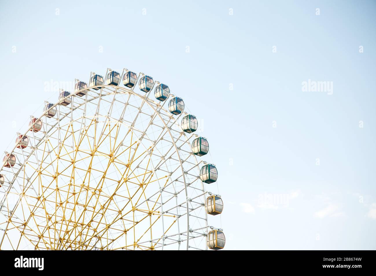 Ruota panoramica contro il cielo blu. Intrattenimento e relax per le persone. Foto Stock