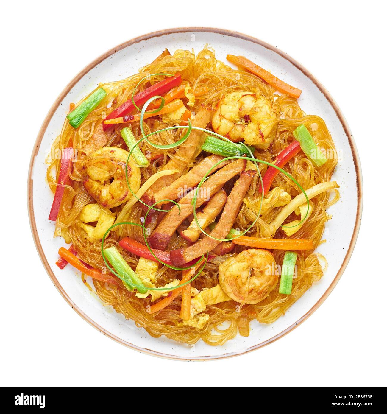 Singapore Mei Fun in piatto isolato su sfondo bianco. Singapore Noodles è un piatto di cucina cinese con tagliatelle di riso, gamberi, maiale char siu, carota, r Foto Stock