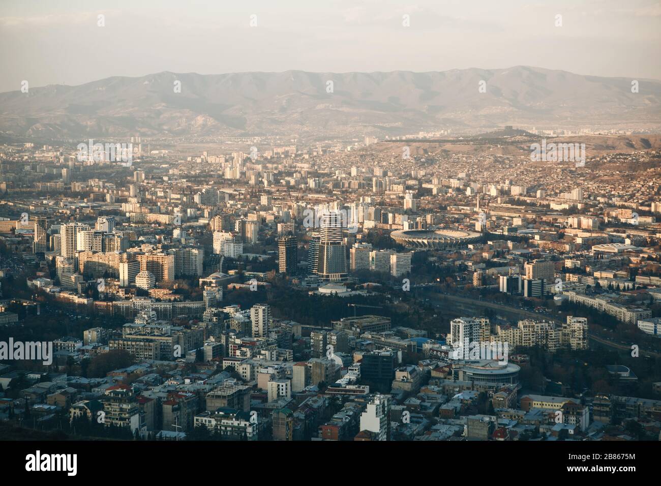 Splendida vista panoramica di Tbilisi, Georgia. La città vicino alle montagne. Foto Stock