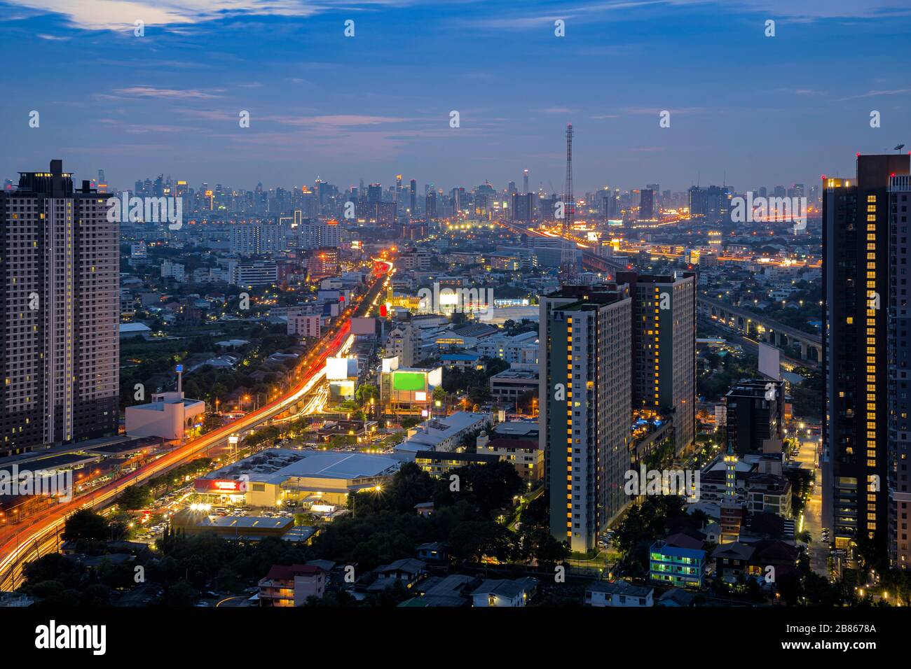 Il percorso della prosperità della capitale, il paesaggio residenziale di Bangkok. La capitale reale della Thailandia, atmosfera comunitaria la luce della città, combinata Foto Stock