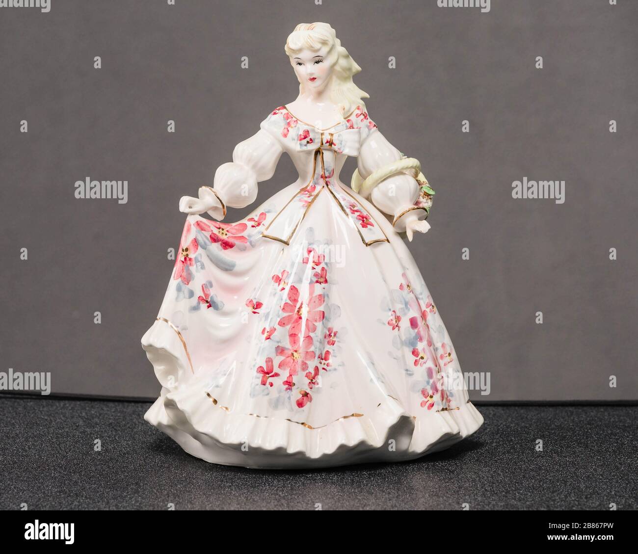 Il lato anteriore di una statuina di ceramica chiamata la signora Rosa Foto Stock