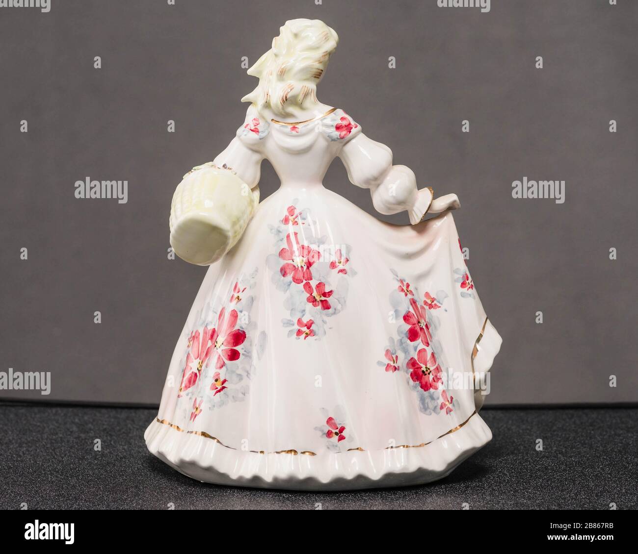 Il lato posteriore di una statuina di ceramica chiamata la signora Rosa Foto Stock