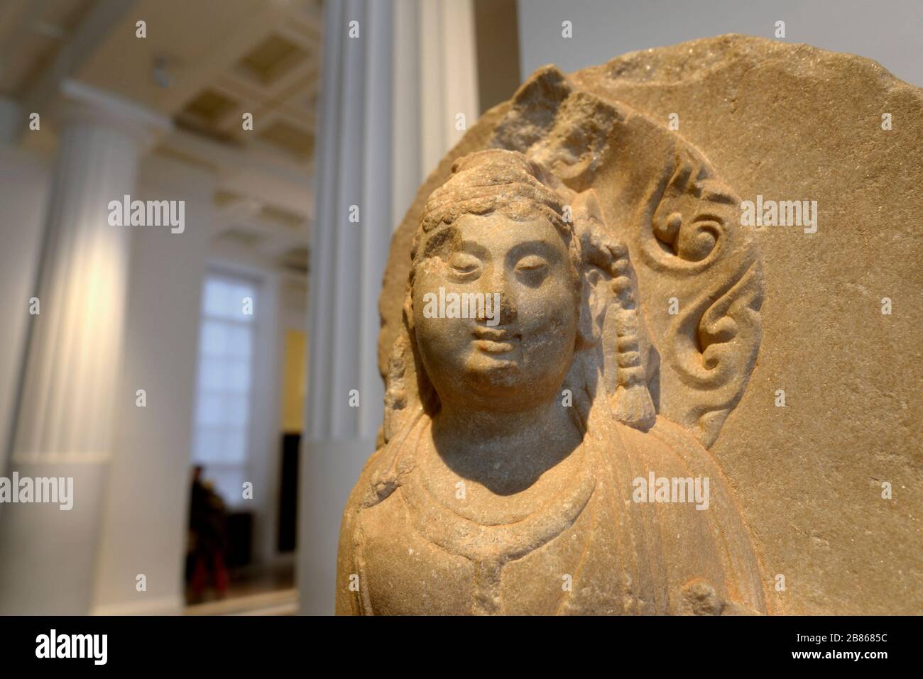 British Museum, Bloomsbury, Londra, Inghilterra, Regno Unito. Testa in pietra di Bodhidattva Manjushri - esempio buddista di saggezza. 1100-1200AD, Baoding, Hebei. Foto Stock
