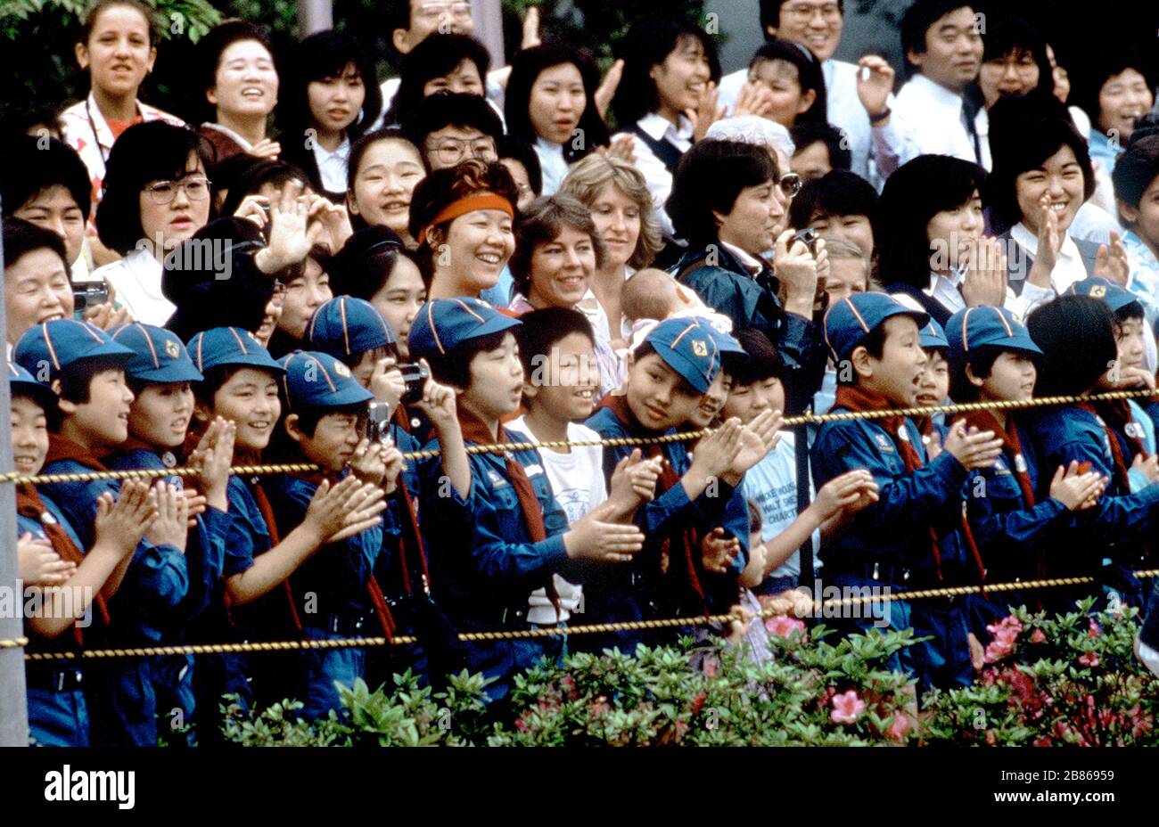 La folla a Tokyo aspetta di vedere il Principe e la Principessa di Galles di TRH durante il tour reale del Giappone 1986. Foto Stock