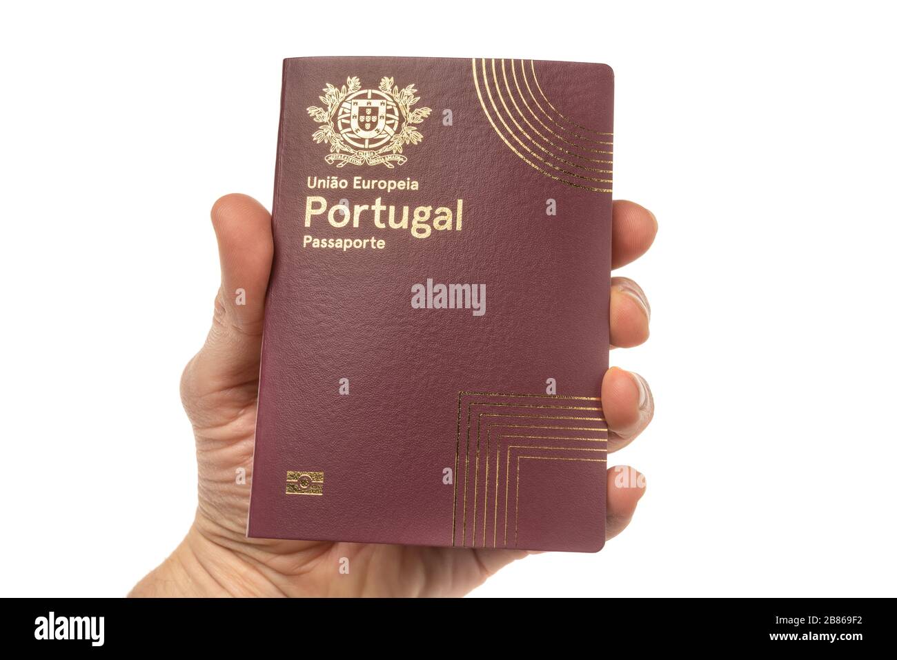 Passaporto di viaggio portoghese in mano in primo piano. Su sfondo bianco Foto Stock