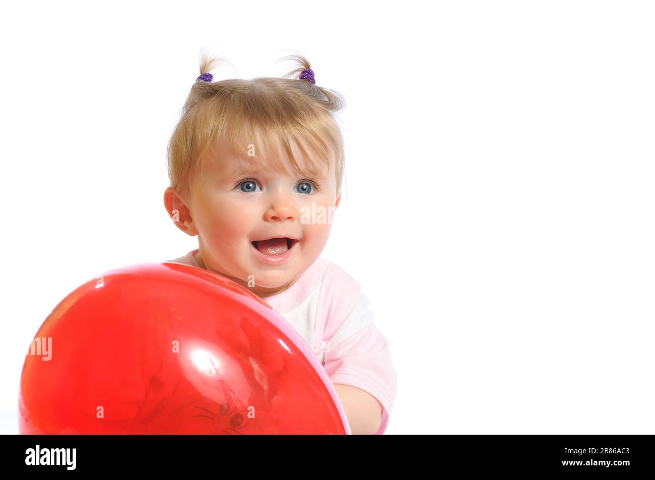 Bambina che tiene il palloncino rosso in mano e sorridente, espressione  sorpresa sul viso. Foto del bambino isolato su sfondo bianco Foto stock -  Alamy