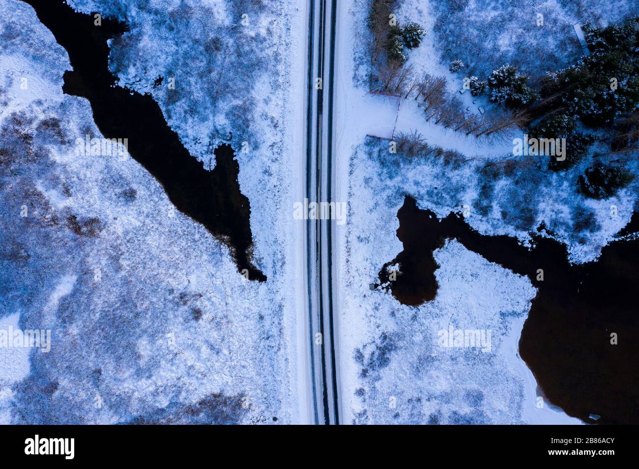 Una strada coperta di neve deserta in Islanda. Foto Stock