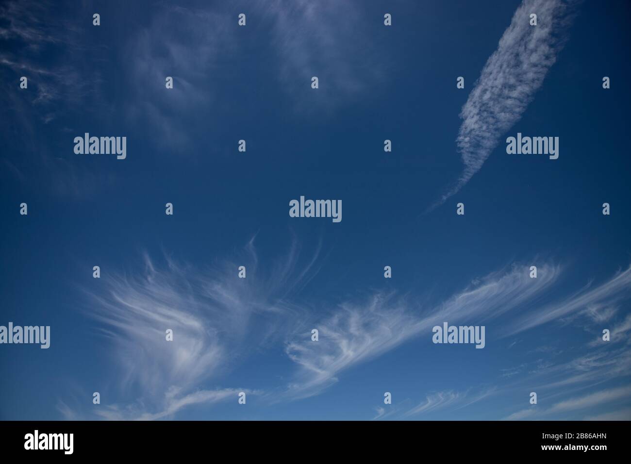 Cielo blu con nuvole sull'oceano Atlantico Foto Stock