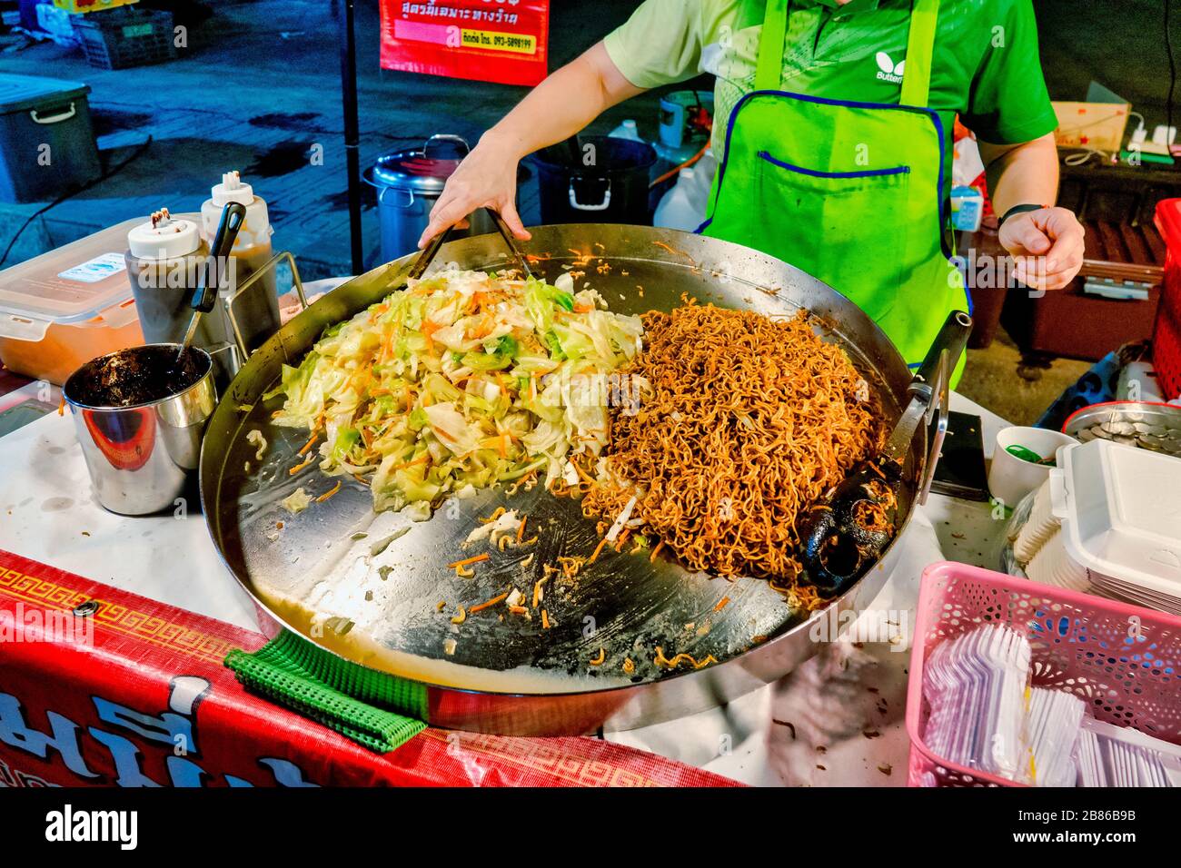Tagliatelle di verdure, un alimento di strada comune in Thailandia Foto Stock