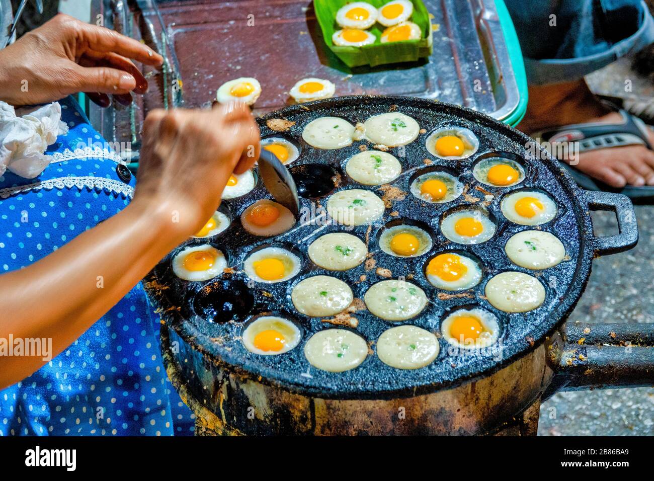 Khanom Krok Khai NOK krata (Fried Quail Eggs) un cibo di strada comune in Thailandia Foto Stock