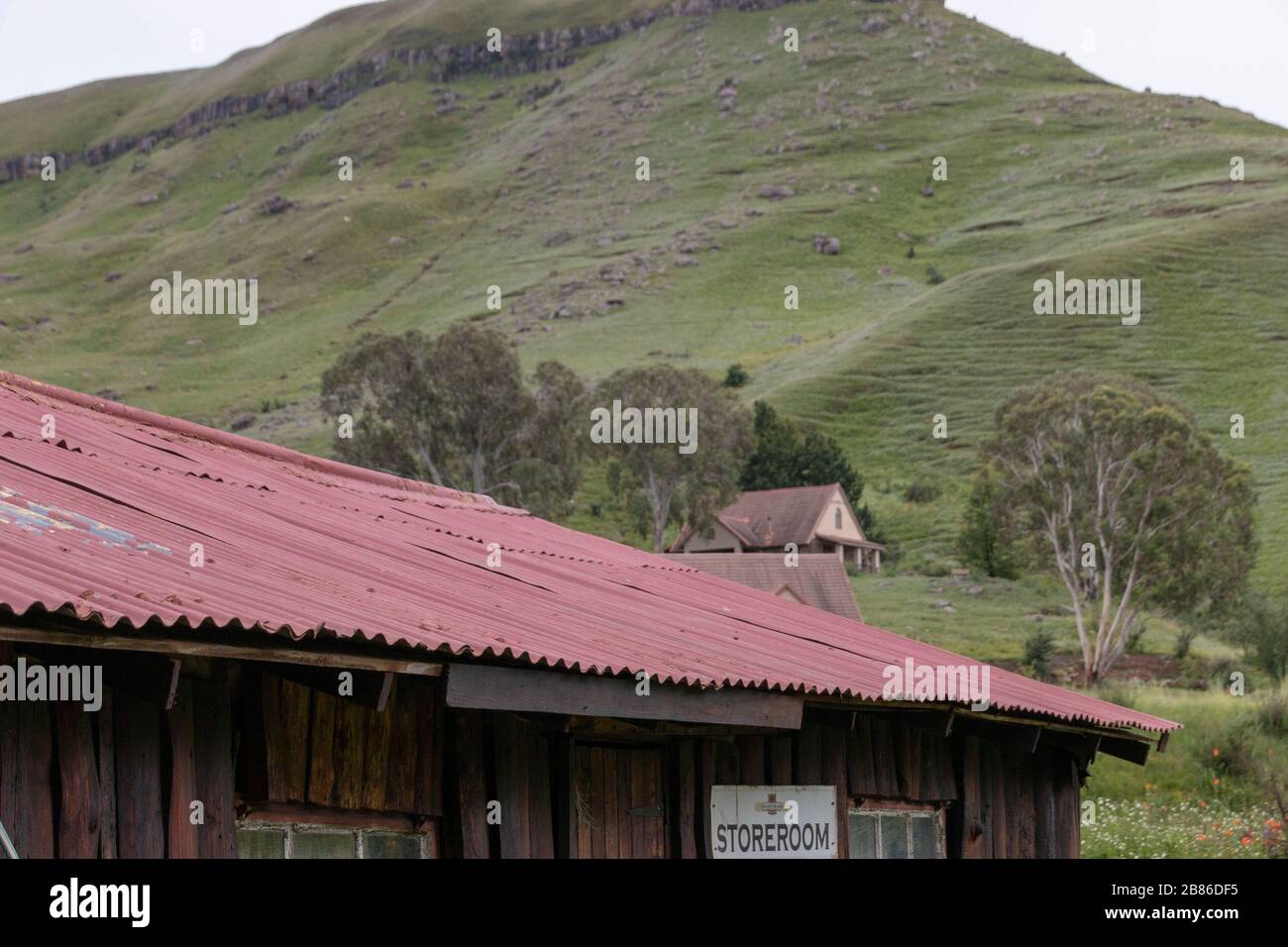 una vista ravvicinata di un ripostiglio in legno sul bordo di una montagna Foto Stock