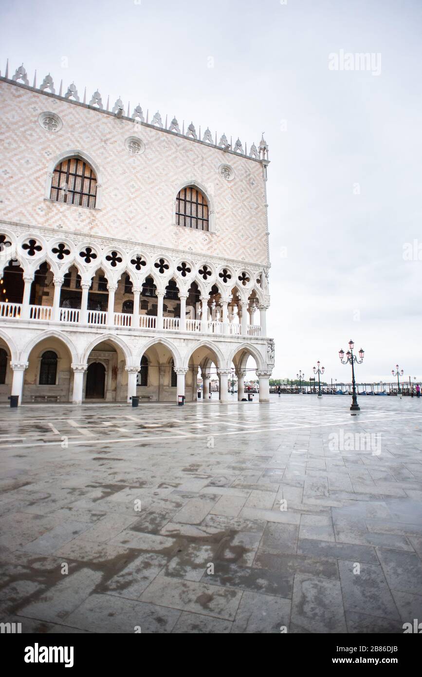 Palazzo dei Dogi (Palazzo Ducale) in Piazza San Marco al mattino delle piogge a Venezia, Italia, Europa. Foto Stock