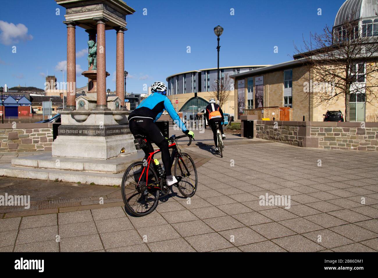 Dundee, Tayside, Scozia, Regno Unito, 20 marzo 2020. UK Weather: Nonostante il governo`s Covid-19 avvertimenti di rimanere a casa, i ciclisti godendo del caldo tempo soleggiato in bicicletta lungo il lungomare a Dundee, Scozia. Credit: Dundee Photographics / Alamy Live News Foto Stock