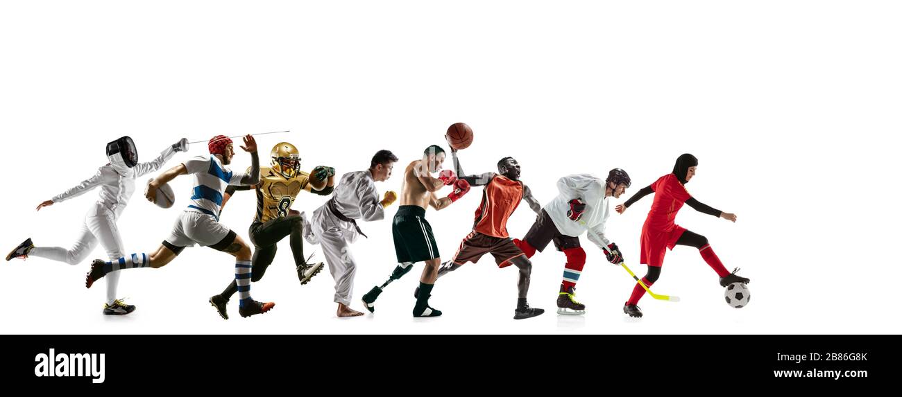 Volo alto. Giovani sportivi che corrono e saltano su sfondo bianco studio. Concetto di sport, movimento, stile di vita dinamico e sano. Allenamento, pratica in movimento. Volantino. MMA, scherma, calcio. Foto Stock