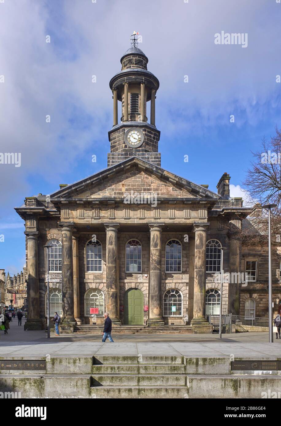 Edificio del museo nella Piazza del mercato, Lancaster, Lancashire la mattina che le restrizioni Covid-19 sono state introdotte in Gran Bretagna Foto Stock