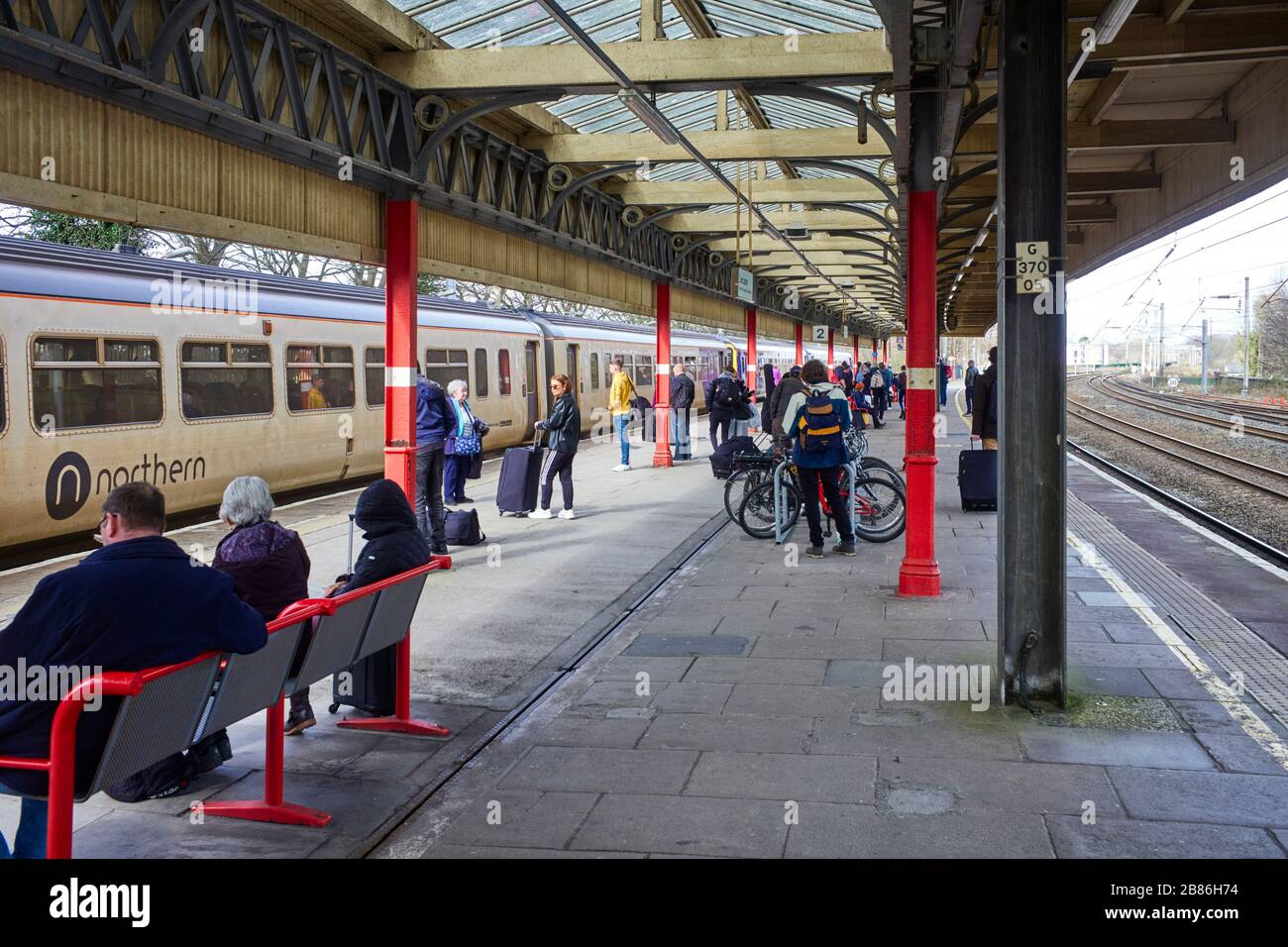 Passeggeri per l'Isola di Man in attesa di salire a bordo del treno giornaliero per il Porto di Heysham sul binario due alla Stazione di Lancashire Foto Stock