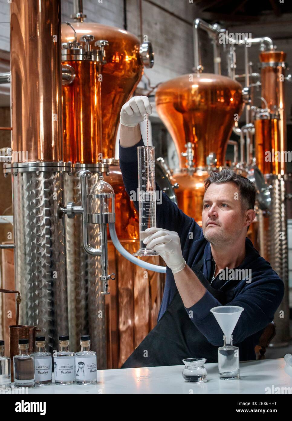 Steven Green, fondatore di Harrogate Tipple, produce un igienizzatore per le mani presso la sua distilleria di gin nel North Yorkshire, mentre la sua azienda inizia a produrre un igienizzatore in linea con le raccomandazioni dell'Organizzazione Mondiale della Sanità per incrementare l'approvvigionamento in occasione della crisi del coronavirus. Foto Stock
