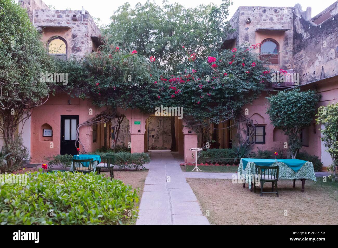 Neemrana, India - Dicembre 25 2018: Kesroli Hill Fort Foto Stock