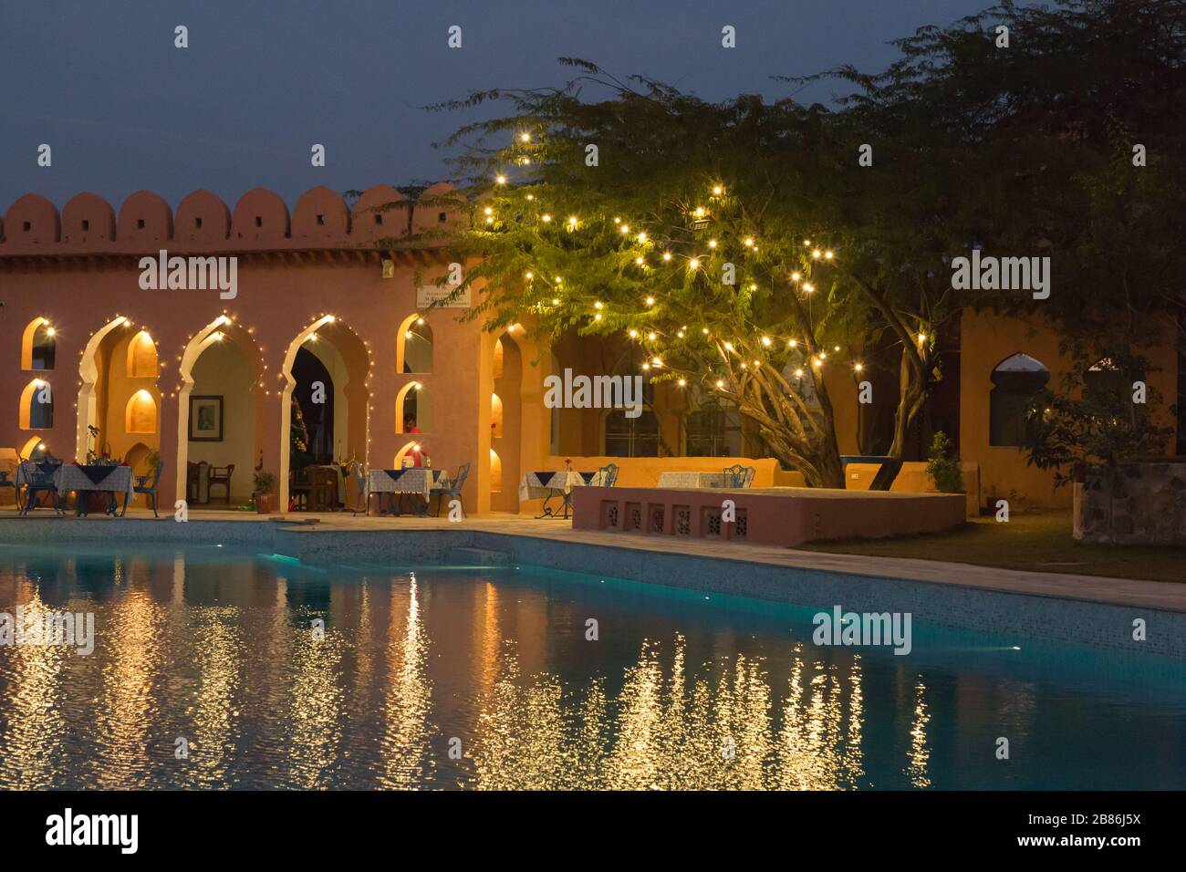 Neemrana, India - Dicembre 25 2018: Kesroli Hill Fort di notte presso la piscina Foto Stock