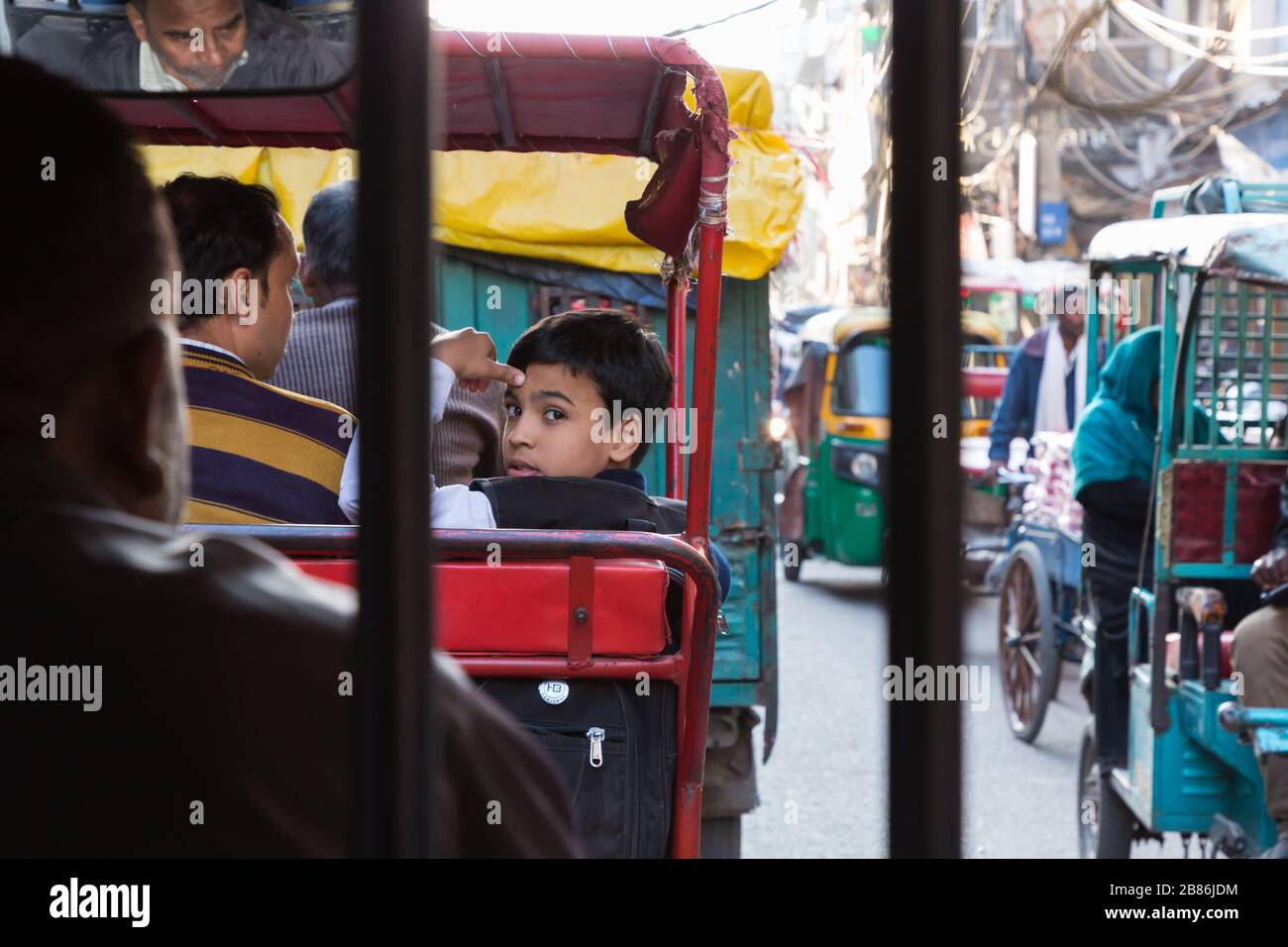 New Delhi, India - 1 marzo 2019: Ragazzo in ciclo risciò a Chandni Chowk, Old Delhi India Foto Stock