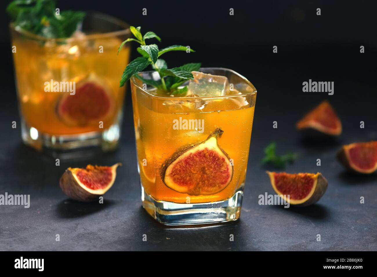 Bar non alcolico. Preparare un cocktail di frutta analcolica Foto Stock