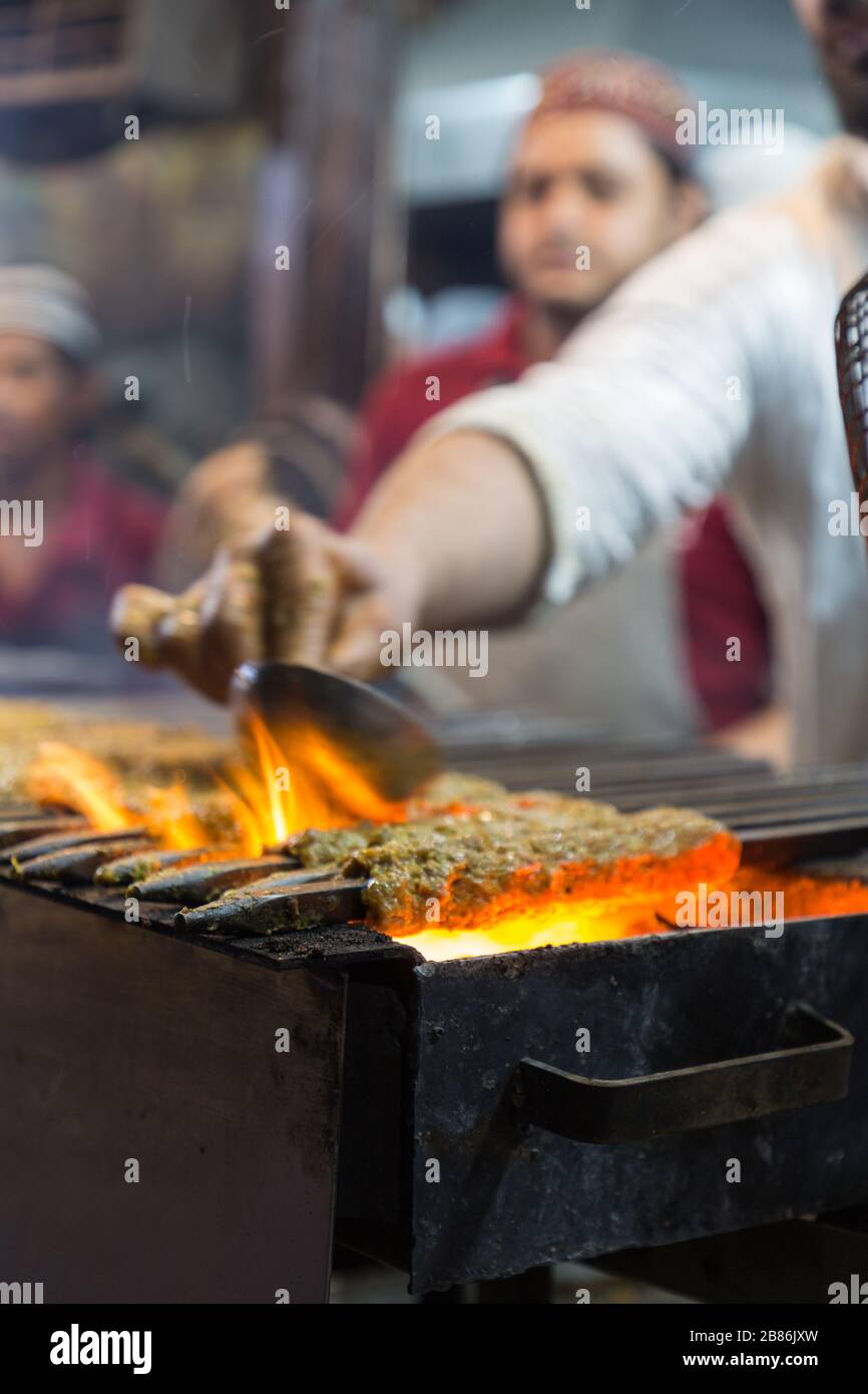 New Delhi, India - 31 maggio 2019: Cucinando i kebab di carne a Jama Masjid nell'India vecchia di Delhi Foto Stock