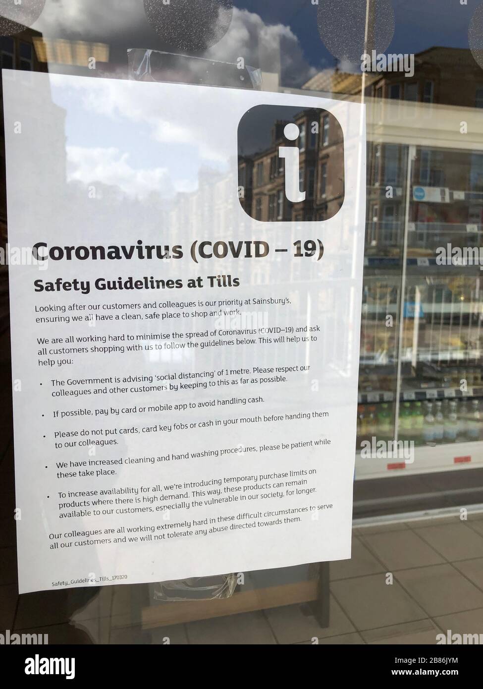 Un avviso al di fuori di un sud di Glasgow Sainsbury's che informa i clienti delle linee guida di sicurezza di Till. Il Cancelliere intende presentare un pacchetto di emergenza volto a proteggere i posti di lavoro e i wates dei lavoratori, che devono affrontare difficoltà nella lotta contro la pandemia del coronavirus. Foto Stock