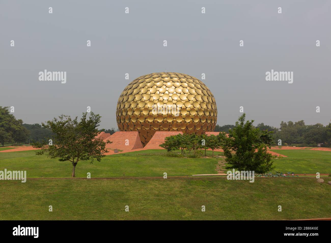 Pondicherry, India - 7 novembre 2019: Matrimandir - Tempio della madre in Auroville Pondicherry in India Foto Stock