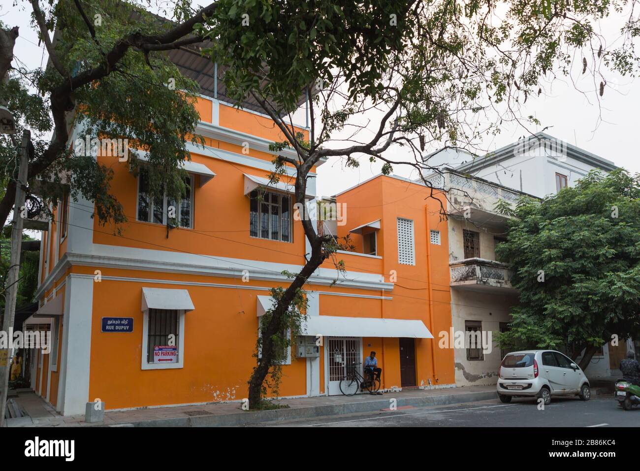 Pondicherry, India - 7 novembre 2019: Strada con case colorate a Pondicherry in India Foto Stock