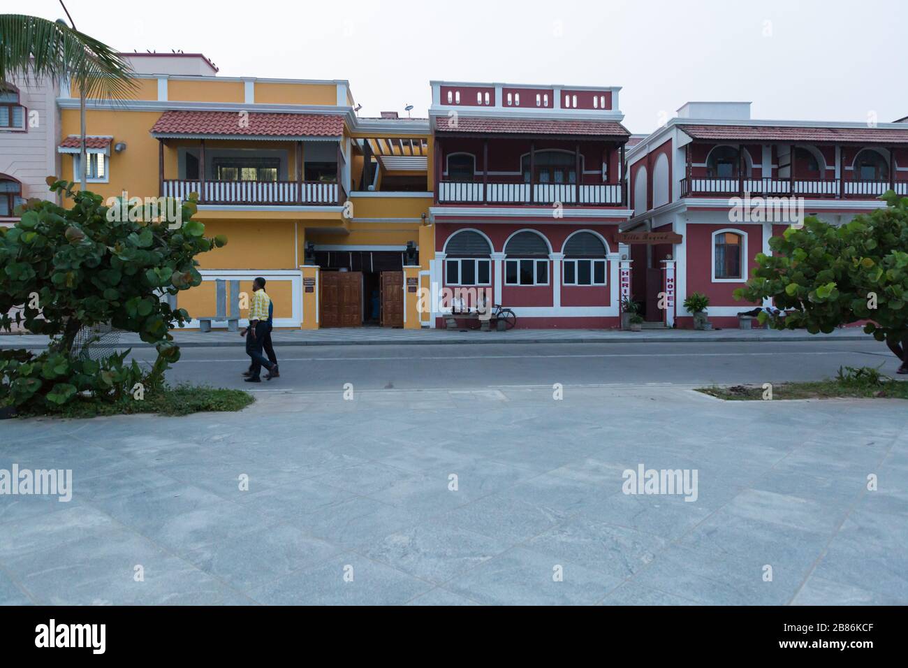 Pondicherry, India - 7 novembre 2019: Strada con case colorate a Pondicherry in India Foto Stock