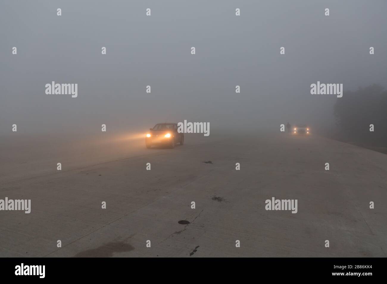 Auto su autostrada nebbia in India Foto Stock