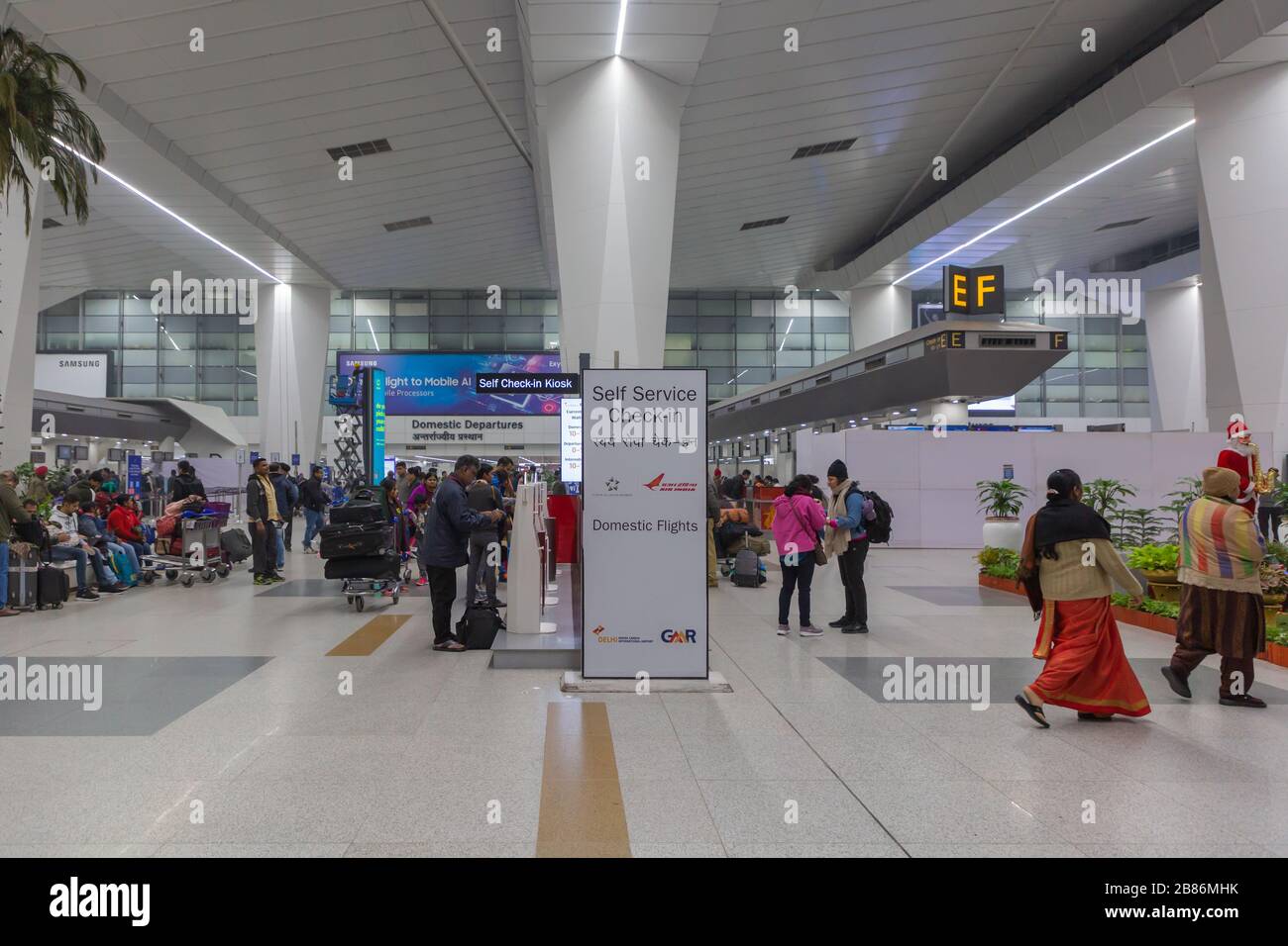 New Delhi, India - 28 dicembre 2019: Self Service Check in Kiosk al Terminal 3 all'Aeroporto Indra Gandhi di Nuova Delhi in India Foto Stock