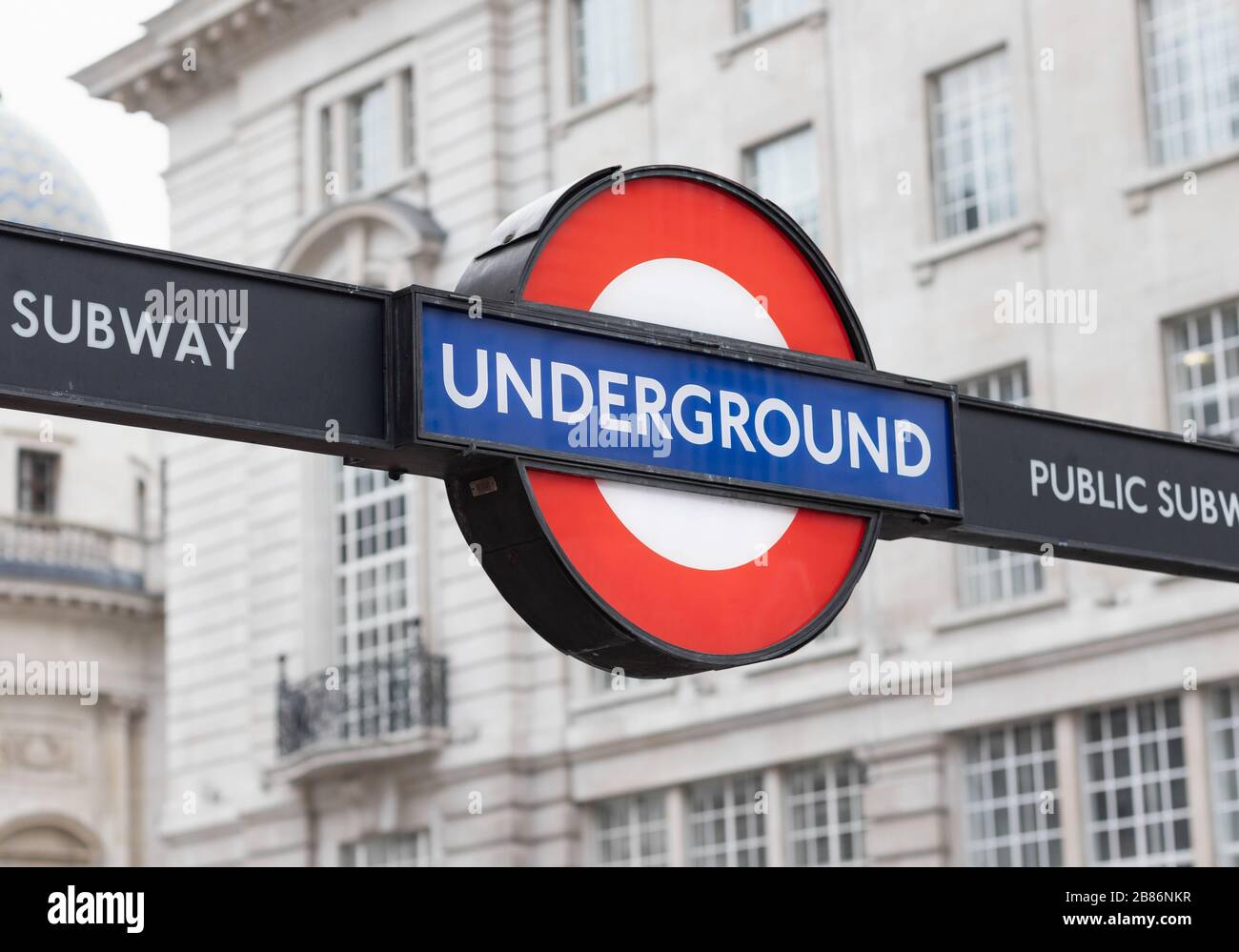 Londra / UK - 22 Febbraio 2020 - cartello della metropolitana di Londra alla stazione di Piccadilly circus nel centro di Londra Foto Stock