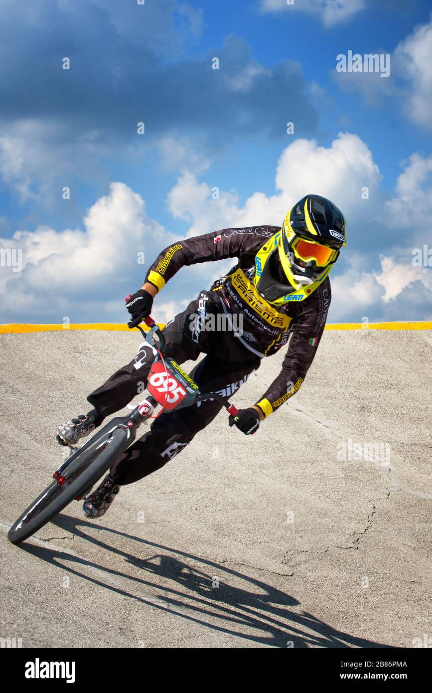 Ciclista in azione durante una corsa in bici da crociera. Concetto di concorrenza. Il biker ultimo sprint. Foto Stock