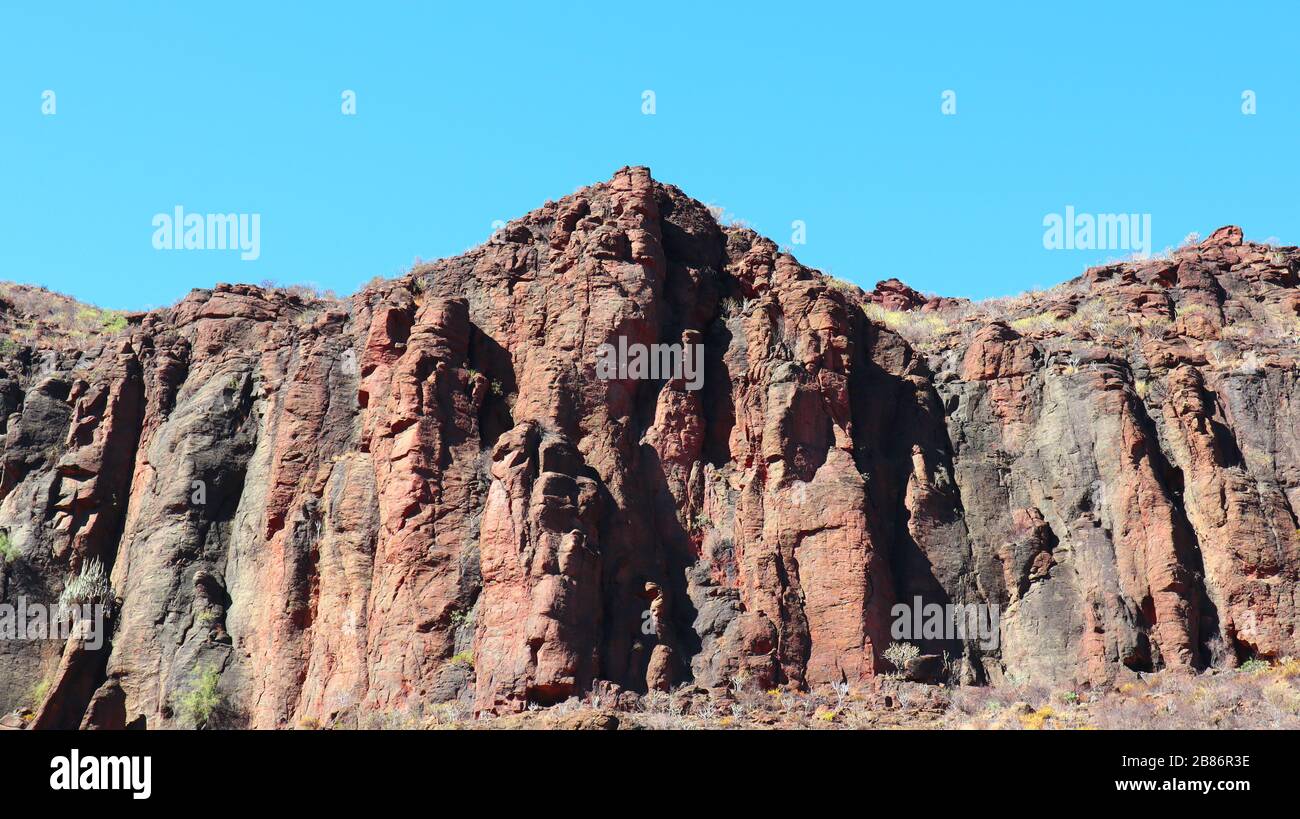 Montagne con cielo limpido e palme a Gran Canaria Foto Stock